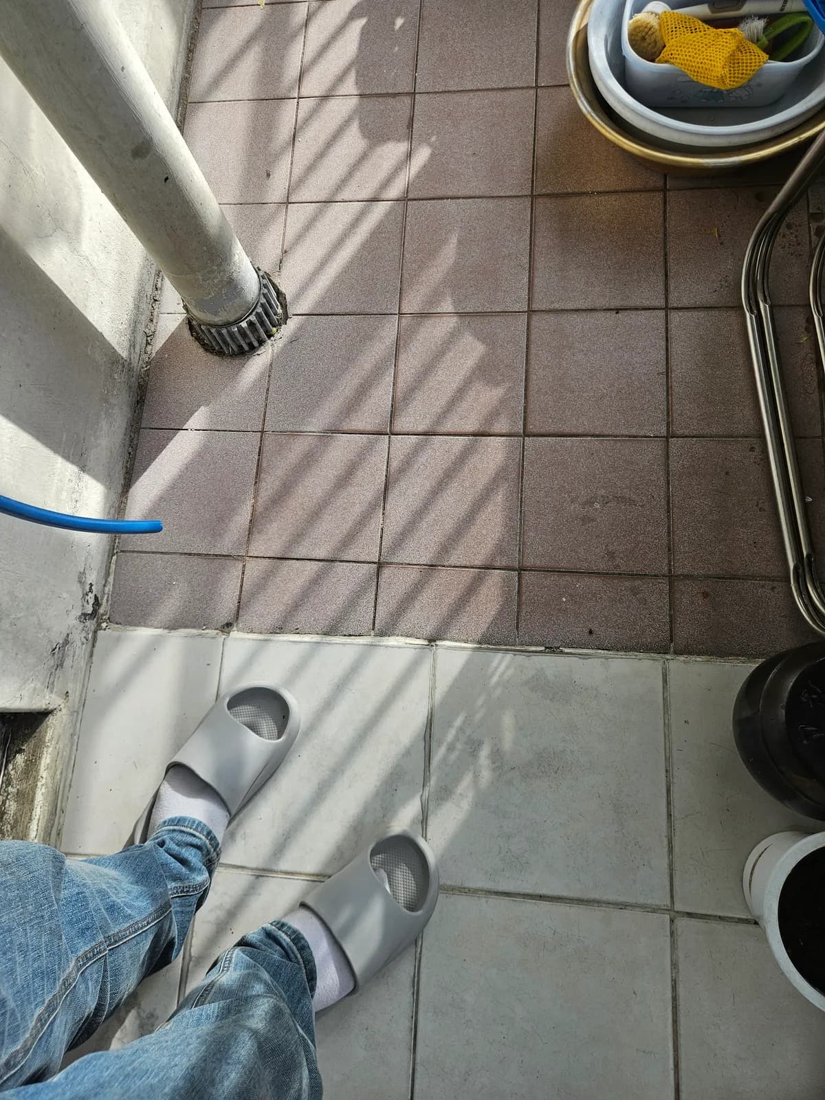 부평동 온수배관 누수 자가점검 | 온수 사용 뒤 마루가 따뜻해지고 습기가 올라옴 확인 순서 대표 사진