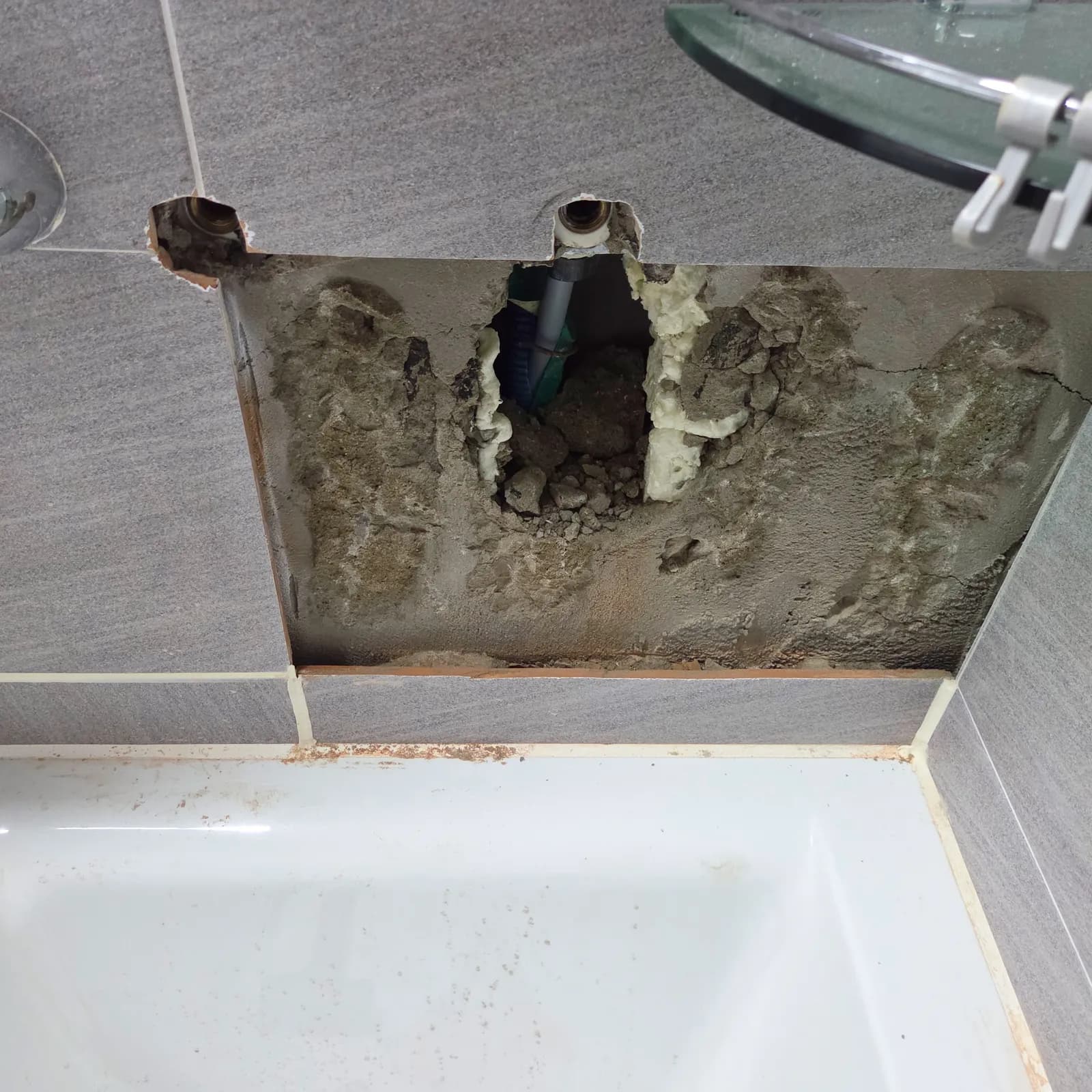 황학동 공용배관 누수 | 여러 세대가 물을 쓸 때 계단이나 공용 벽이 젖음 원인 구분 대표 사진
